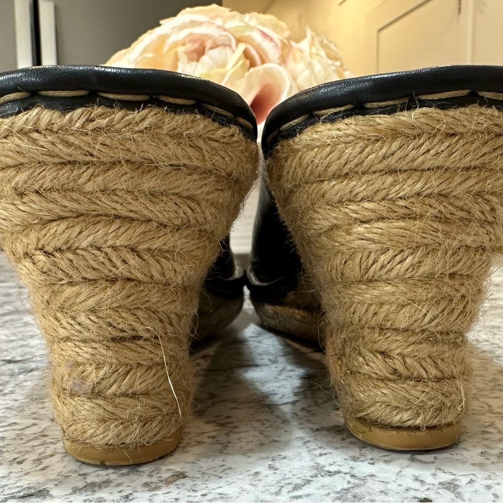 Born espadrille wedge sandals, Black leather, Flower Detail, Size 10 - Picture 12 of 12